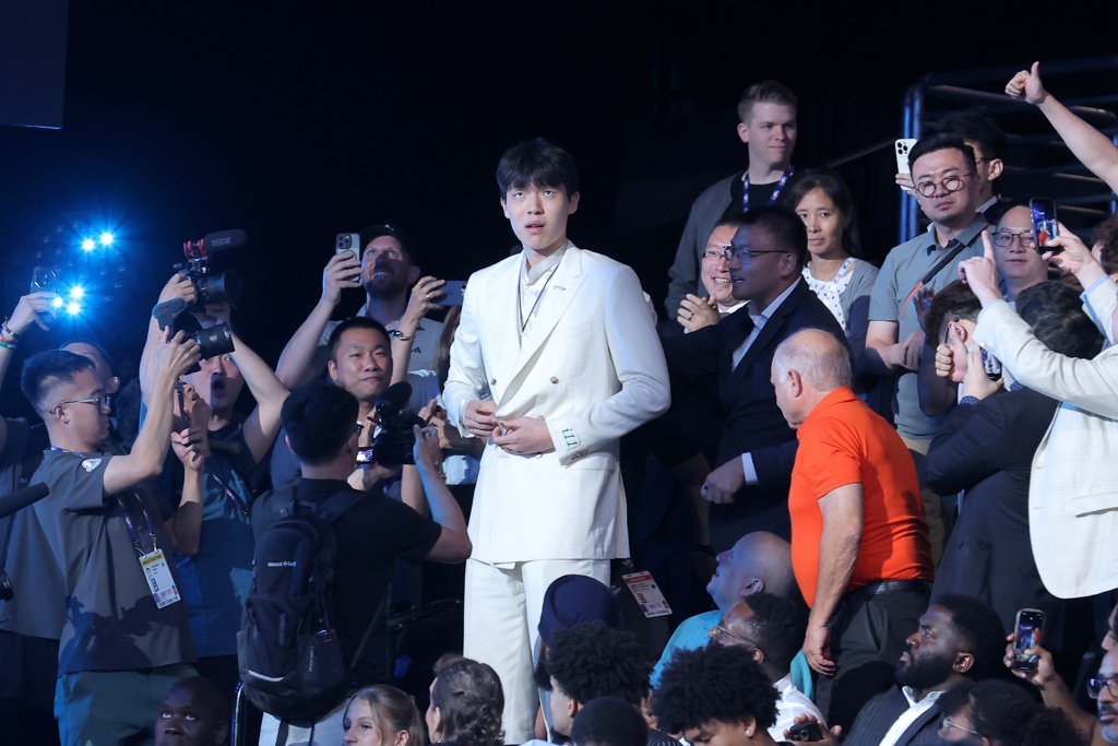 队记：杨瀚森16顺位被选说明模拟选秀仅供参考 很多队都放烟雾弹